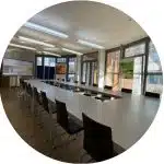 Moderner Seminarraum in Paderborn mit Bestuhlung für Schulungen