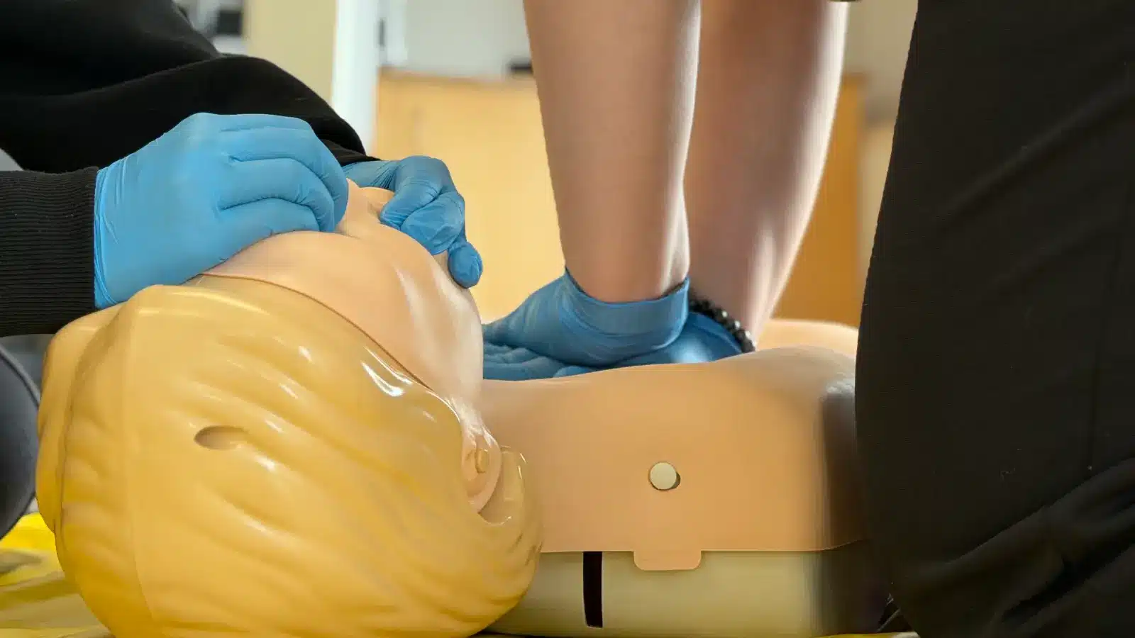 Erste Hilfe Schulung Betrieb Erste Hilfe Schulung im Betrieb mit Reanimationstraining